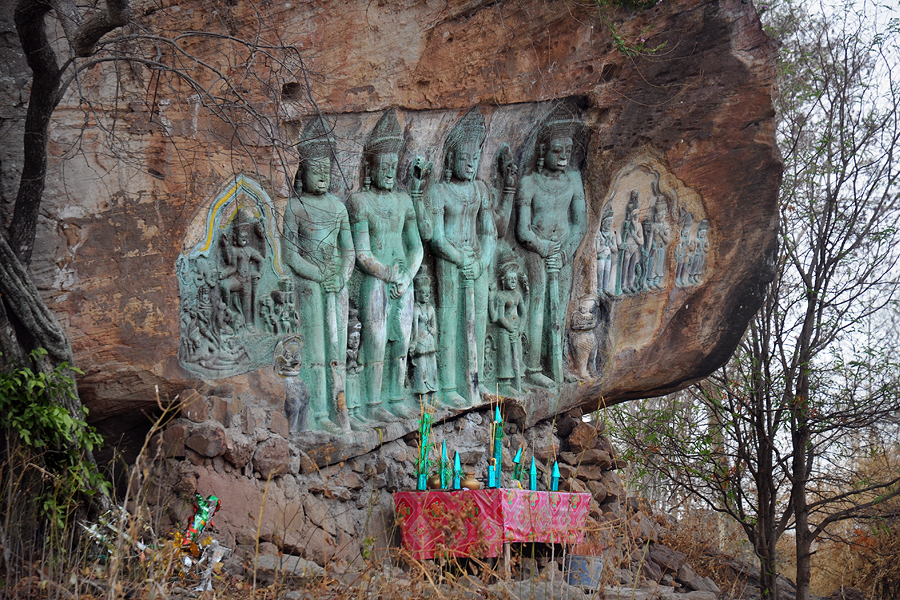 <span class="img-responsive">guardian statues in Peung Komnou</span>